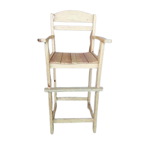 Silla alta para niños en mesa comedor natural